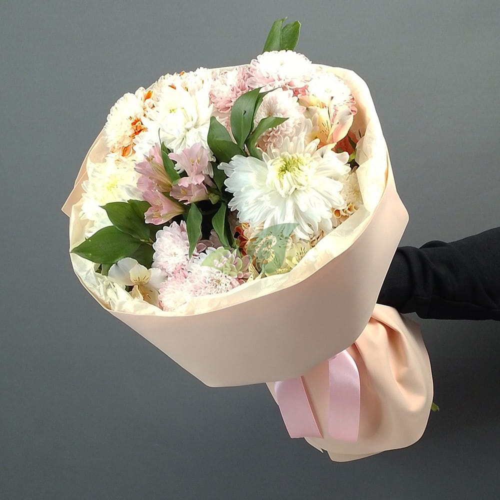 Букет «Фламенко» из розовой кустовой хризантемы, белой одноголовой хризантемы и бело-розовой альстромерии